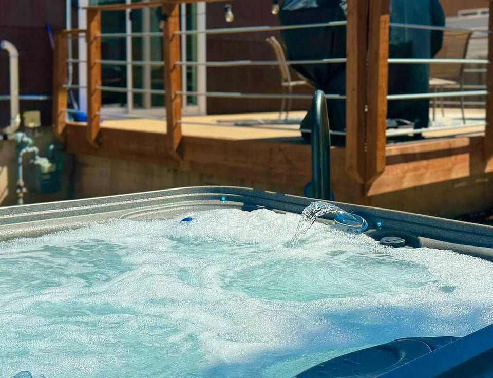 Brand-new hot tub for your enjoyment under the stars, fully fenced, private back yard.