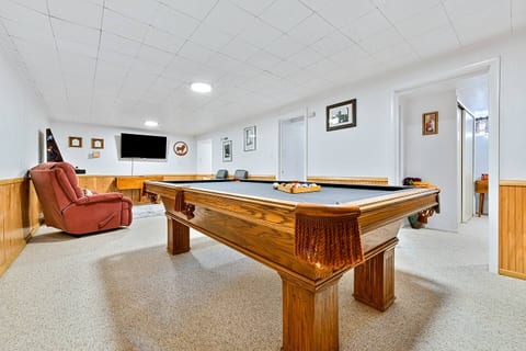 Family Perfect 4BR Home with Hot Tub, Pool Table, Fenced Yard, Cozy Fireplace, Mountain Views, Walkable Neighborhood, Near Parks, Dining, and Adventure