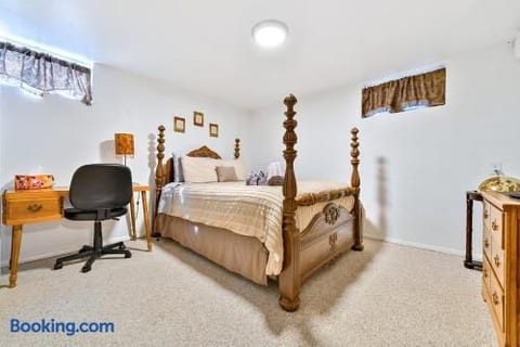 Family Perfect 4BR Home with Hot Tub, Pool Table, Fenced Yard, Cozy Fireplace, Mountain Views, Walkable Neighborhood, Near Parks, Dining, and Adventure