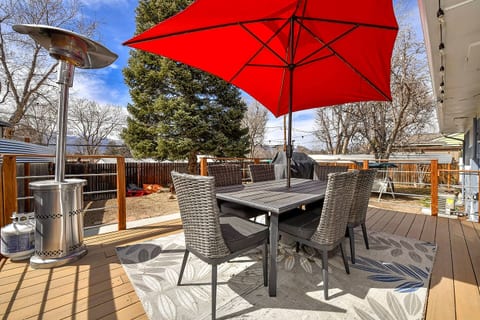 Family Perfect 4BR Home with Hot Tub, Pool Table, Fenced Yard, Cozy Fireplace, Mountain Views, Walkable Neighborhood, Near Parks, Dining, and Adventure