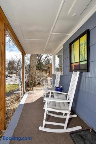 Family Perfect 4BR Home with Hot Tub, Pool Table, Fenced Yard, Cozy Fireplace, Mountain Views, Walkable Neighborhood, Near Parks, Dining, and Adventure