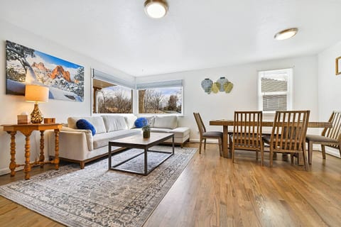 Family Perfect 4BR Home with Hot Tub, Pool Table, Fenced Yard, Cozy Fireplace, Mountain Views, Walkable Neighborhood, Near Parks, Dining, and Adventure