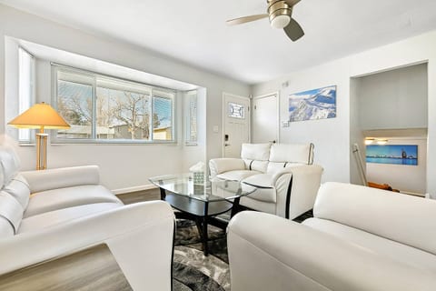 ᨒStylish 4BR | Movie Lounge | 10 min to Ft Carsonᨒ