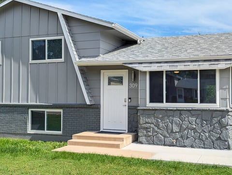 ᨒStylish 4BR | Movie Lounge | 10 min to Ft Carsonᨒ
