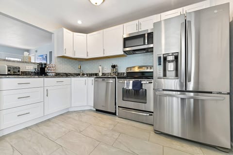 ᨒStylish 4BR | Movie Lounge | 10 min to Ft Carsonᨒ