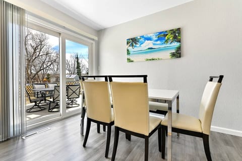 ᨒStylish 4BR | Movie Lounge | 10 min to Ft Carsonᨒ