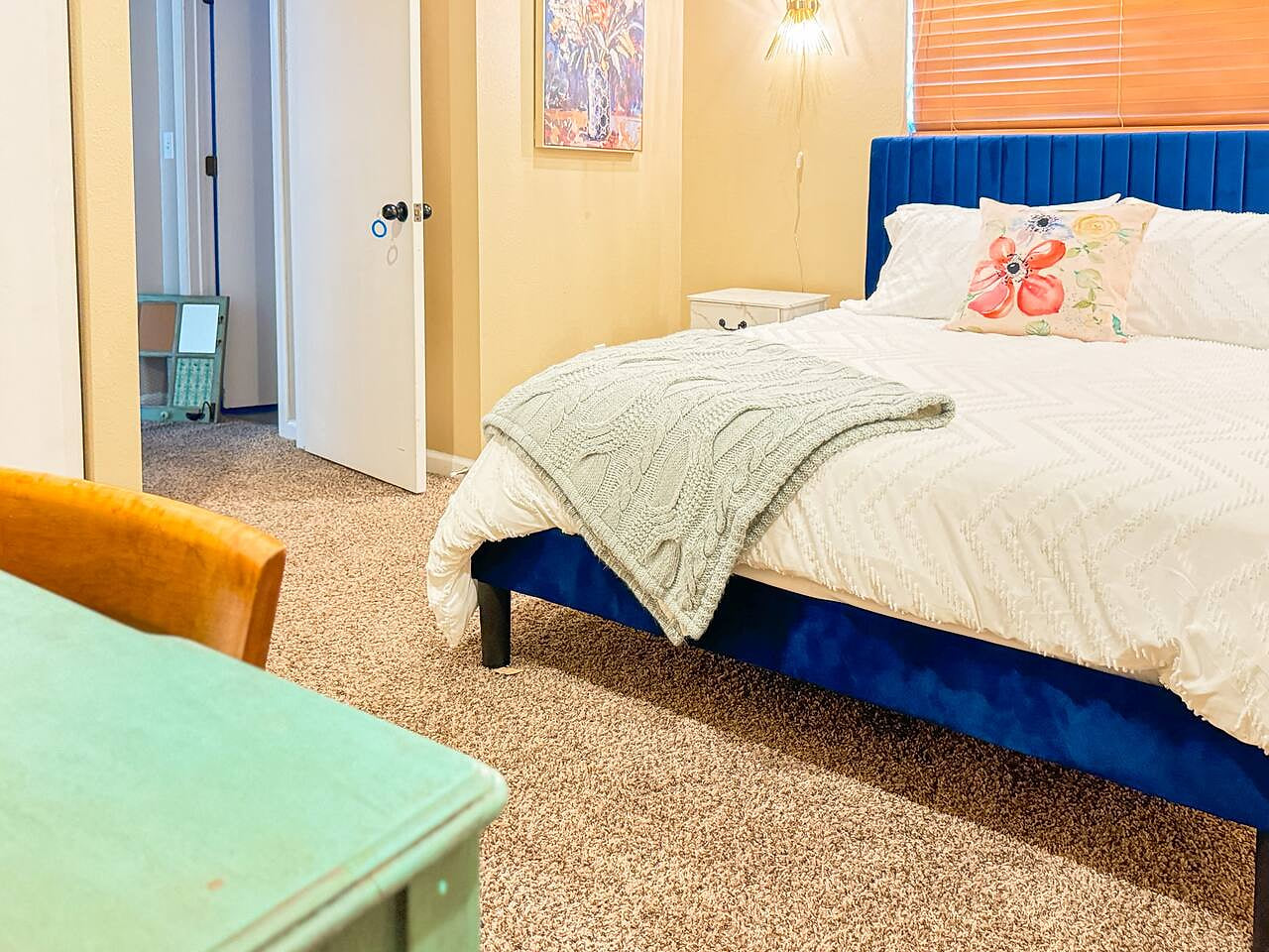 A cozy blend of color and calm: this restful space flows gently into quiet mornings and creative moments.