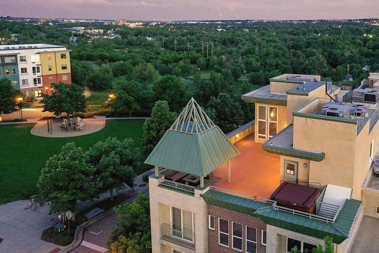 Blending urban rhythm with scenic calm captures the building's place in the landscape.