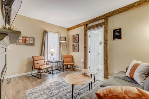 Two-Story Downtown Home | King | Private Parking