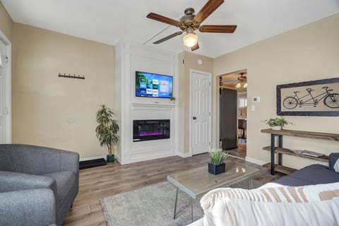 Downtown Urban Basecamp - Grill + Fireplace