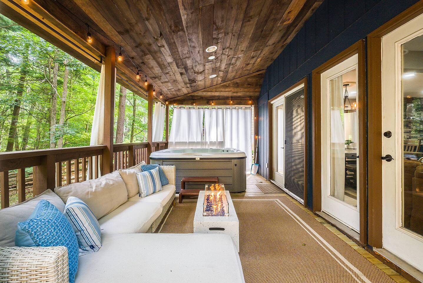 Hot Tub/Fire Pit +Close to JMU+ Massanutten resort