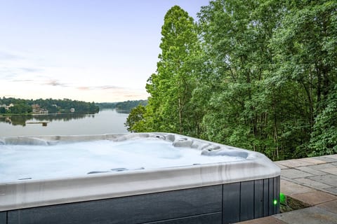 3 Acre 5BR Resort: private pool, hot tub boat dock