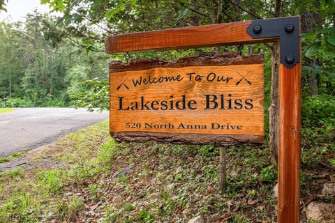3 Acre 5BR Resort: private pool, hot tub boat dock
