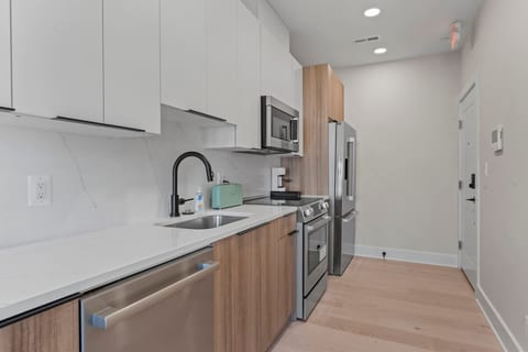 Lux Downtown Dupont Circle 2BD/2BA Walking To City