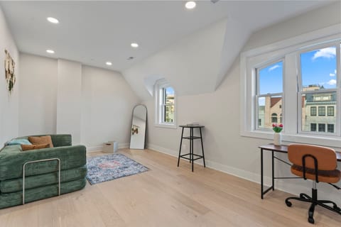 Lux Downtown Dupont Circle 2BD/2BA Walking To City
