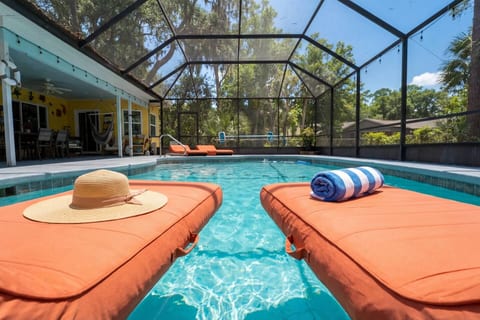 Playful turtle! Heated Pool! Fully Fenced!