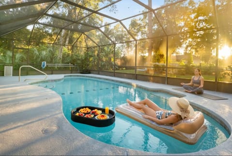 Playful turtle! Heated Pool! Fully Fenced!