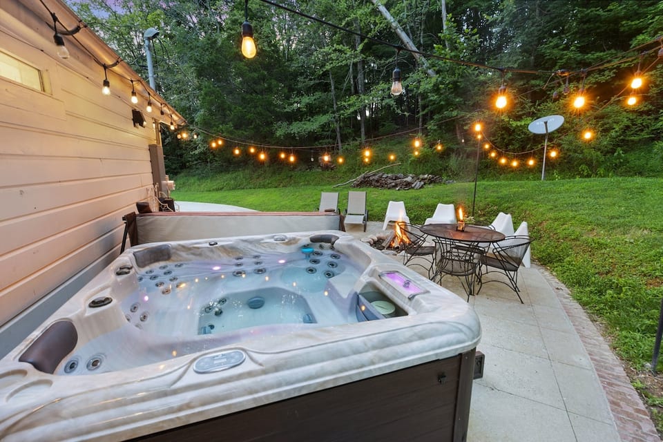 Private TN home on 1 acre | HOT TUB + Firepit+King image 1