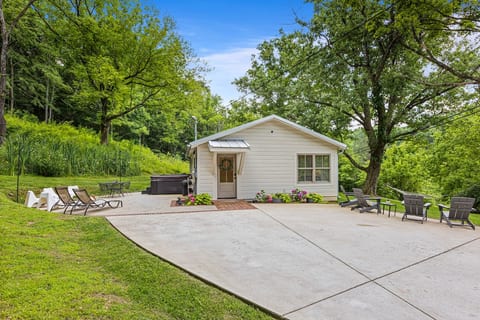 Private TN home on 1 acre | HOT TUB + Firepit+King