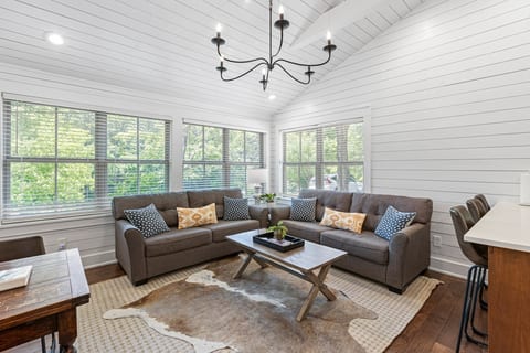 Private TN home on 1 acre | HOT TUB + Firepit+King