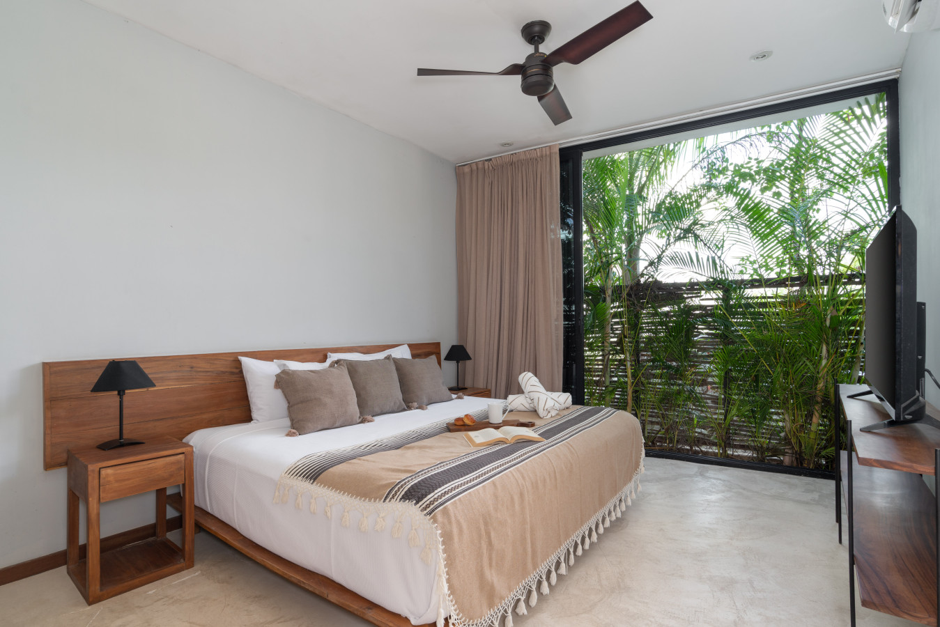 This king-size bed offers comfort and relaxation, ideal for a peaceful night’s sleep. Sink in, rest, and recharge in a cozy space made to ensure your stay is refreshing and enjoyable.
