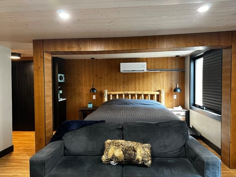Beamsville rustic modern suite image 2