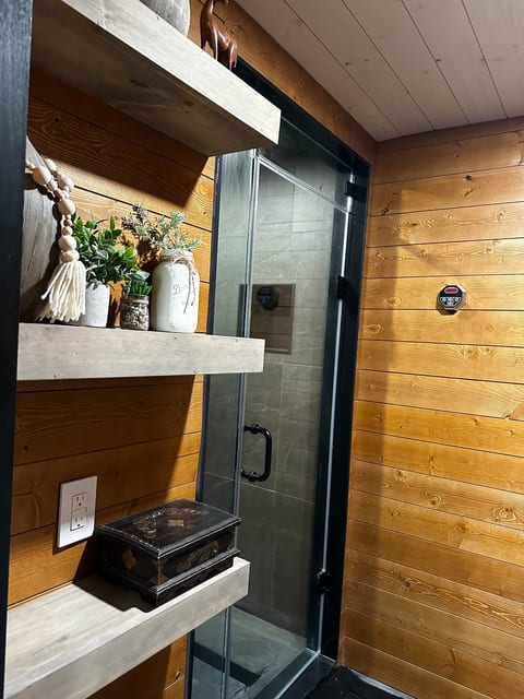 Beamsville rustic modern suite image 5
