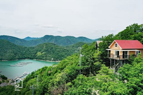 ist villa 03: Seaside Cabin, Sleeps 5 image 1