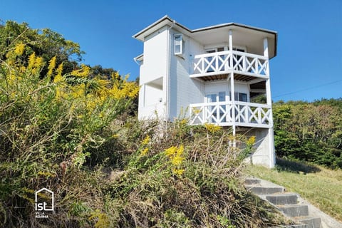 ist villa 02: Hidden Orchard, Sleeps 6 image 1