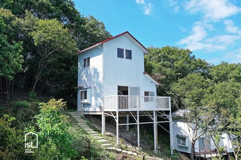 ist villa 04: Ocean Escape, Sleeps 3 image 1