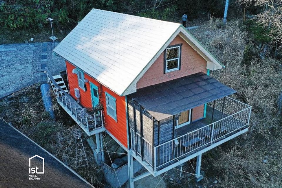 is villa 07: Hilltop Lookout, Sleeps 7 image 1