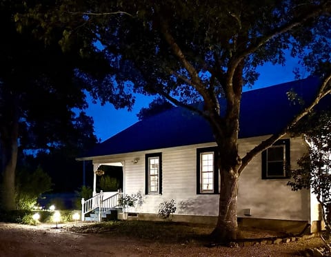 Vintage 1940 Farmhouse Retreat Near Round Top image 52