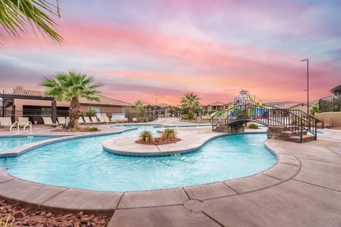 Paradise Village Home-Sleeps 15- Pool and hot tub