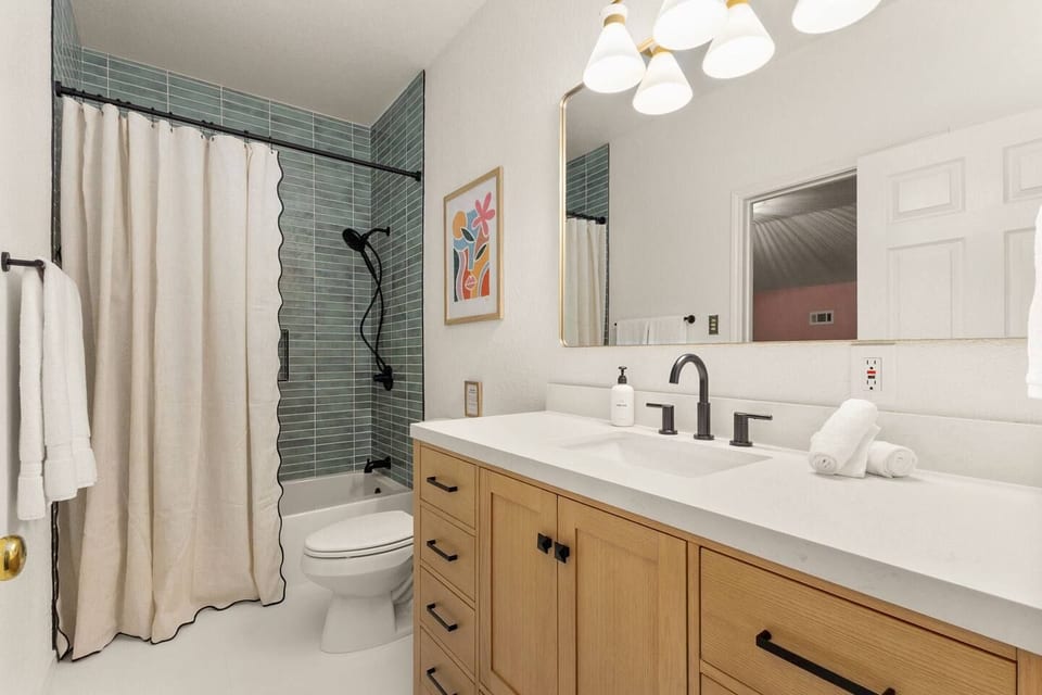 Moulin Rose - Dripping Springs, TX - Pool, Pickleball, Hot Tub, Sleeps 16 - Dripping Springs