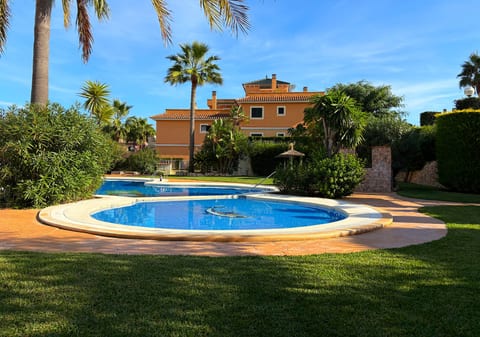 Beautiful family apartment with rooftop terrace & pool