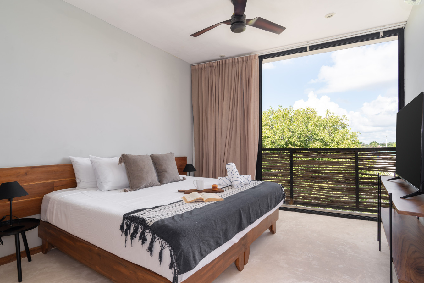 Enjoy the comfort of a roomy king-size bed designed for deep, restful sleep. After a full day exploring, it’s the perfect place to unwind and recharge in total comfort. a eapñol