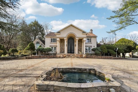 Upscale Bethesda Home • Pool, Piano & Bar