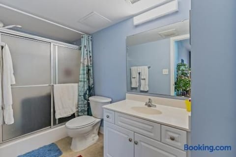 Crescent Beach Condo w Balcony, Lazy Rivers, Pool