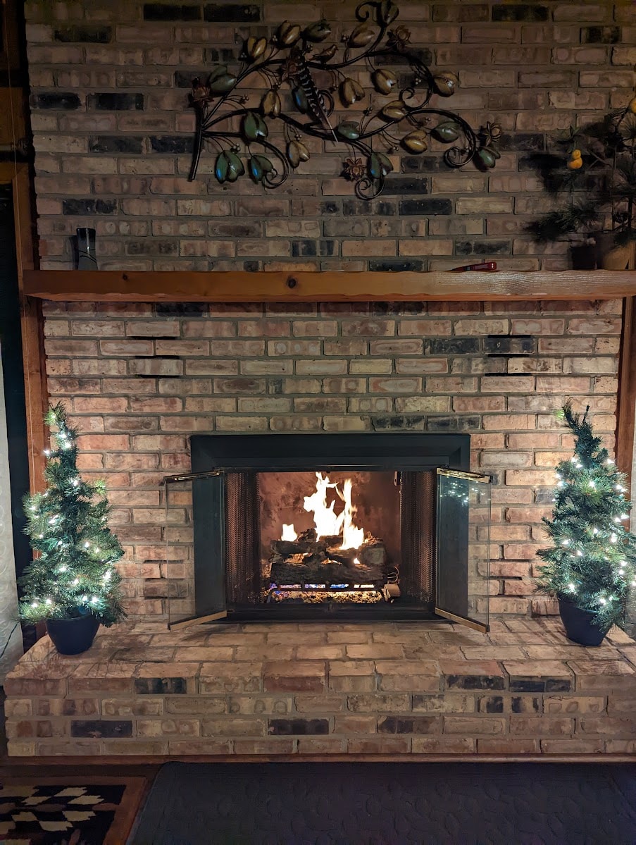 Cozy gas fireplace !