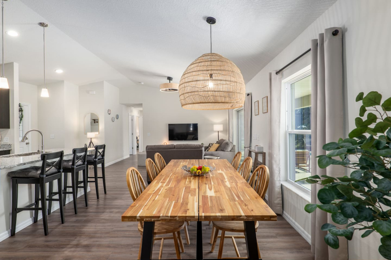 Villa Bennett: NEW 4-bedroom with pool & spa