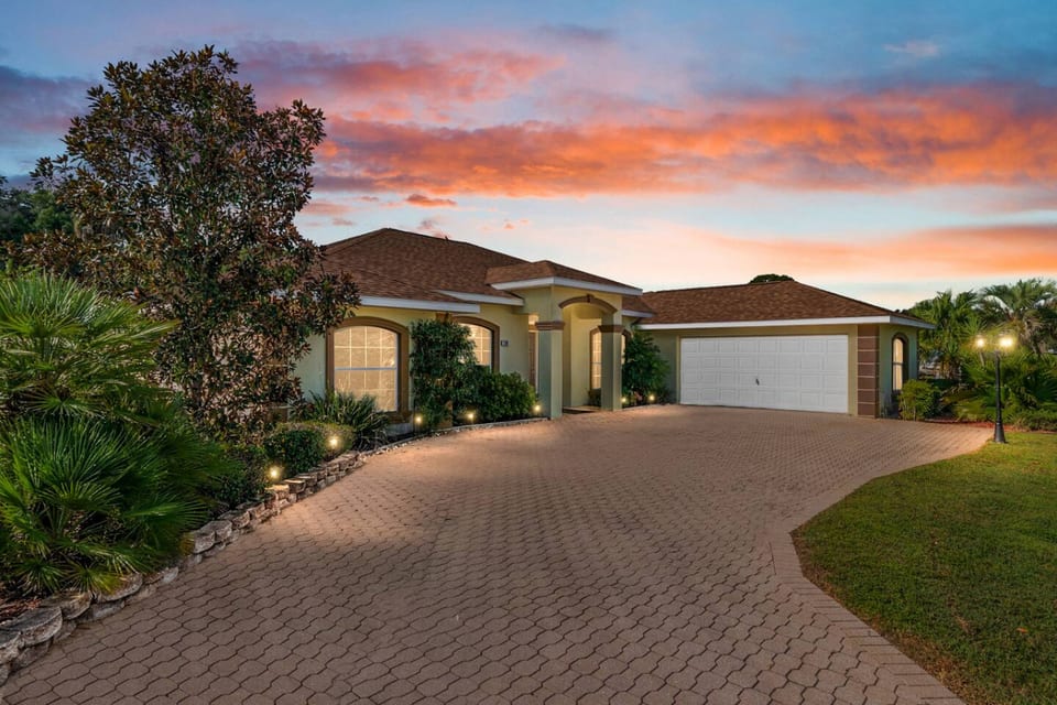 Villa Louise: Great outdoor area with pool & spa - Inverness