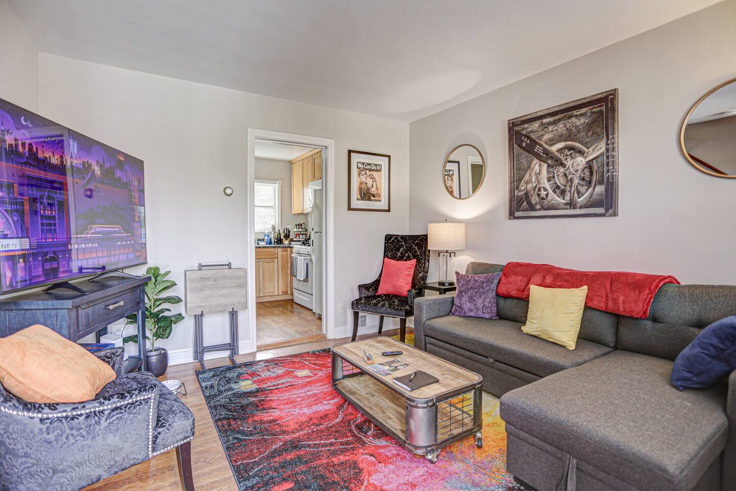 Living Room with Smart TV, sofa, and seating for 5