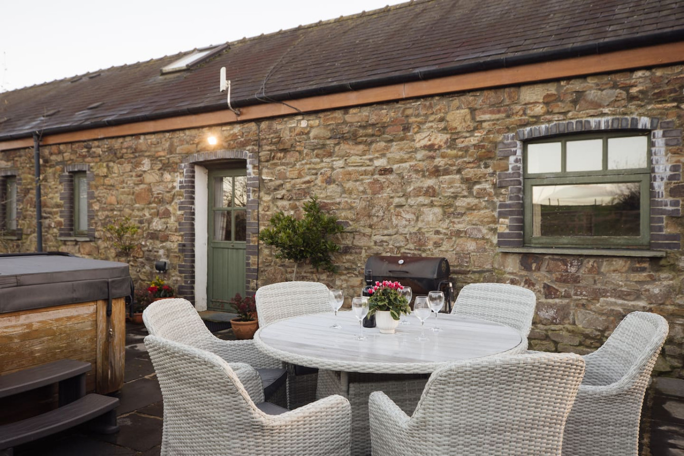 Peaceful cottage with hot tub & ground floor suite