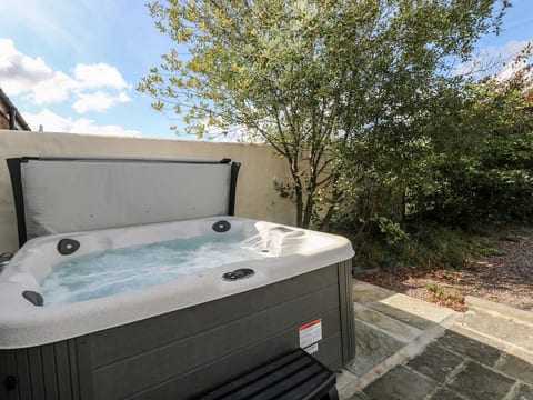 Meadow View Country Escape with Hot Tub