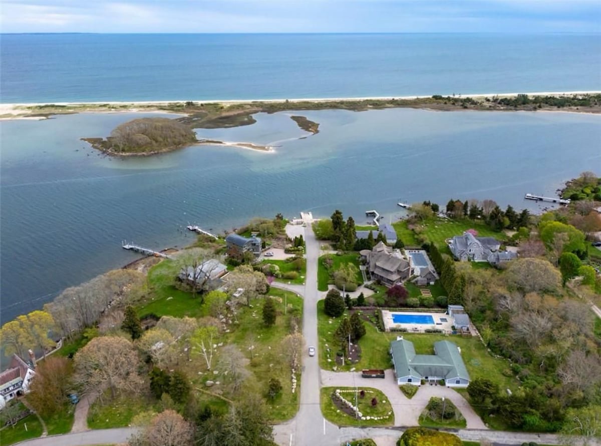 Walk to Quonnie Pond, an Ocean fed pond, and kayak to ocean beach