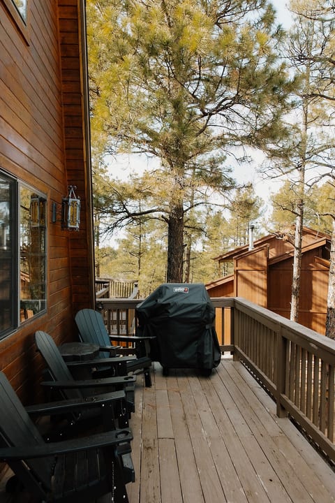 Front deck BBQ at Poppywood Pines 🌲 Fire up the grill and soak in the fresh mountain air in Arizona’s White Mountains. This cozy A-frame cabin in Show Low is perfect for family getaways, pet-friendly stays, and unforgettable sunset evenings.