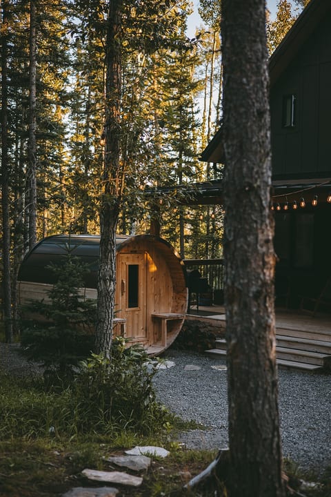 Nordegg Cabin with Barrel Sauna