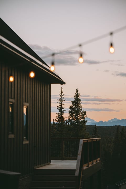 Nordegg Cabin with Barrel Sauna
