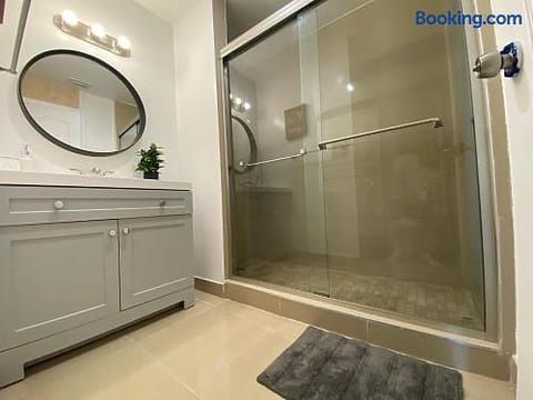 Affordable 2BR by loanDepot Park | Free parking