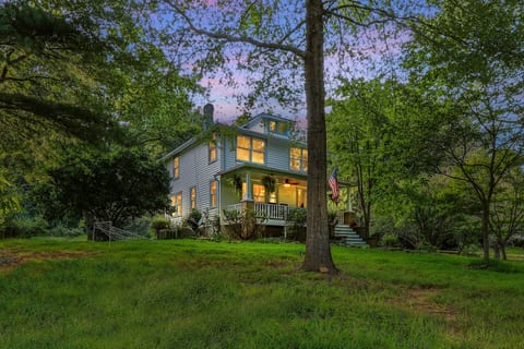 1910 Farmhouse on 6 Acres • VA Wine Country